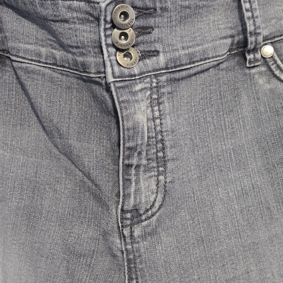 Torrid Women's Faded Black Skinny Capri Jeans - Size 24 - Picture 2 of 4